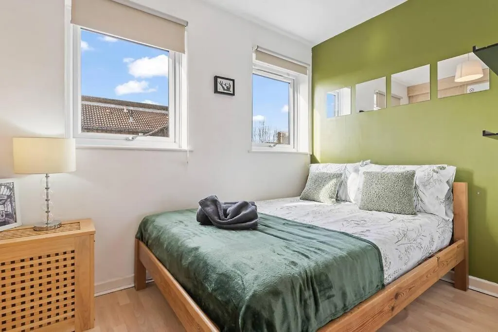 1-Bedroom Apartment With Free Private Parking - Canary Wharf London United Kingdom