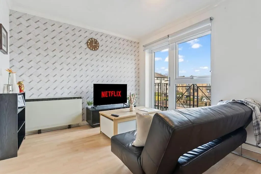 1-Bedroom Apartment With Free Private Parking - Canary Wharf London