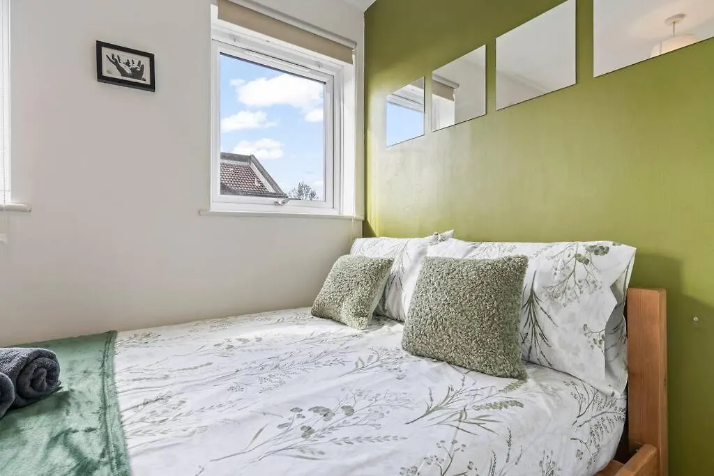 1-Bedroom Apartment With Free Private Parking - Canary Wharf London