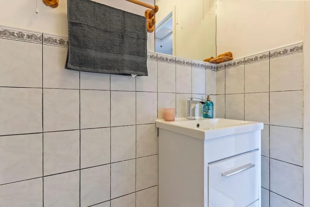 1-Bedroom Apartment With Free Private Parking - Canary Wharf London