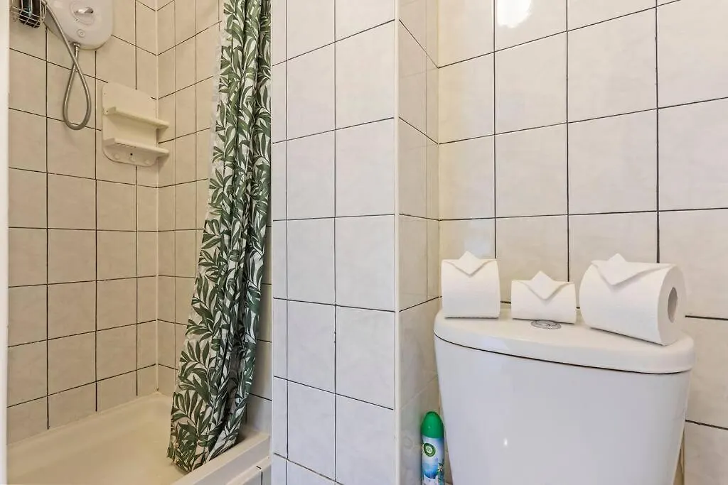 1-Bedroom Apartment With Free Private Parking - Canary Wharf London