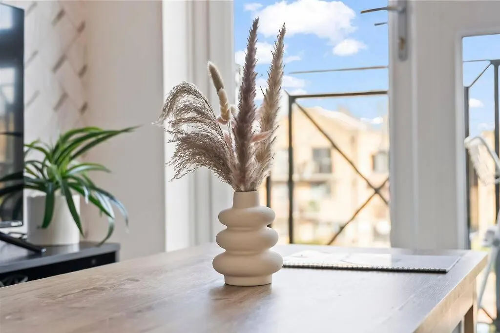 1-Bedroom Apartment With Free Private Parking - Canary Wharf London