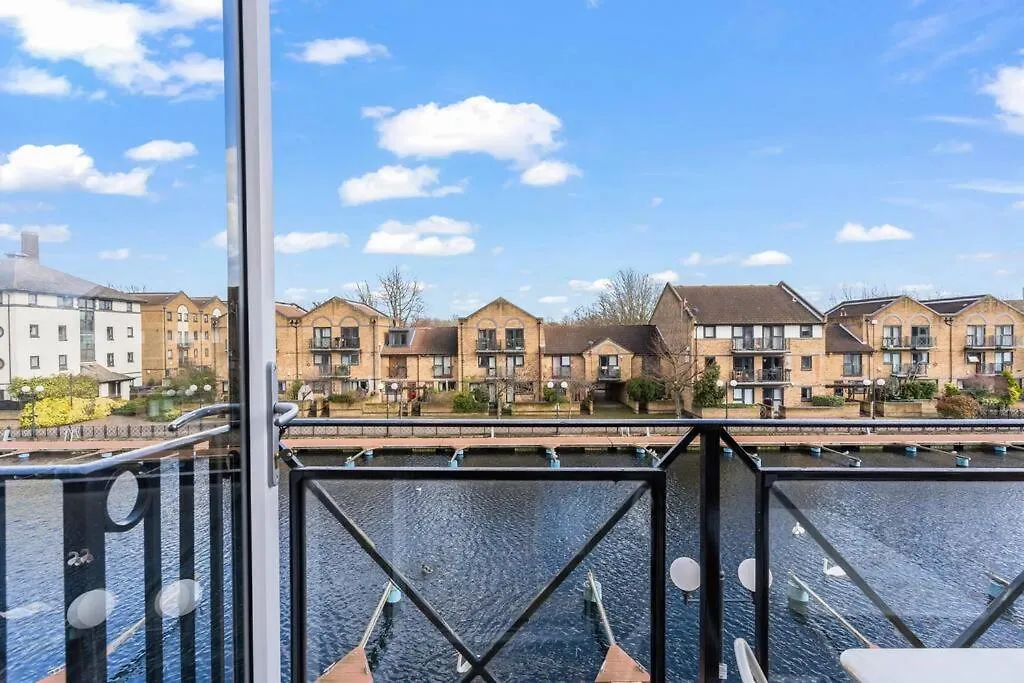 1-Bedroom Apartment With Free Private Parking - Canary Wharf London United Kingdom