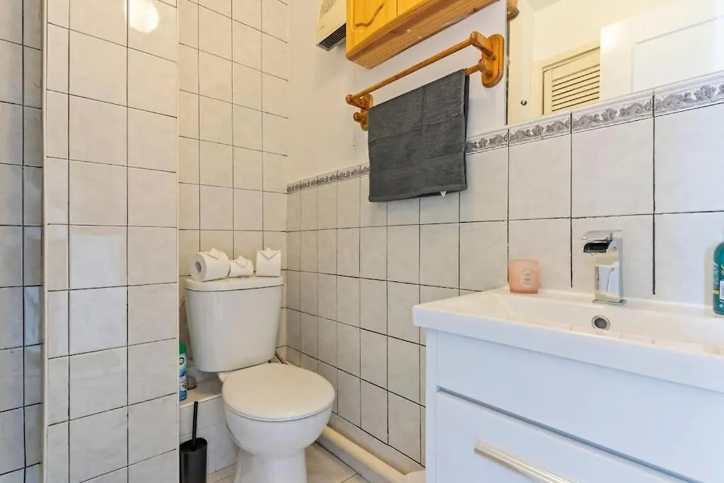 1-Bedroom Apartment With Free Private Parking - Canary Wharf London United Kingdom