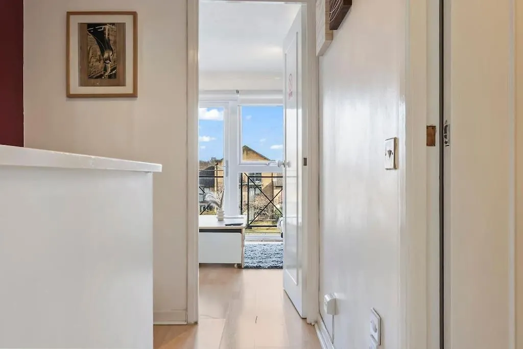 1-Bedroom Apartment With Free Private Parking - Canary Wharf London