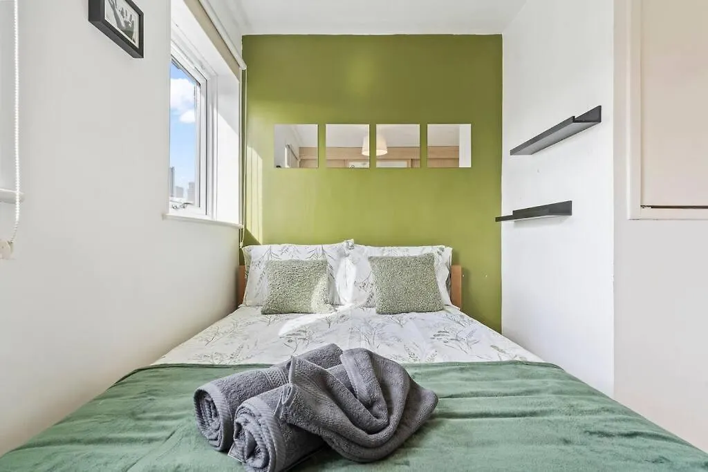 1-Bedroom Apartment With Free Private Parking - Canary Wharf London