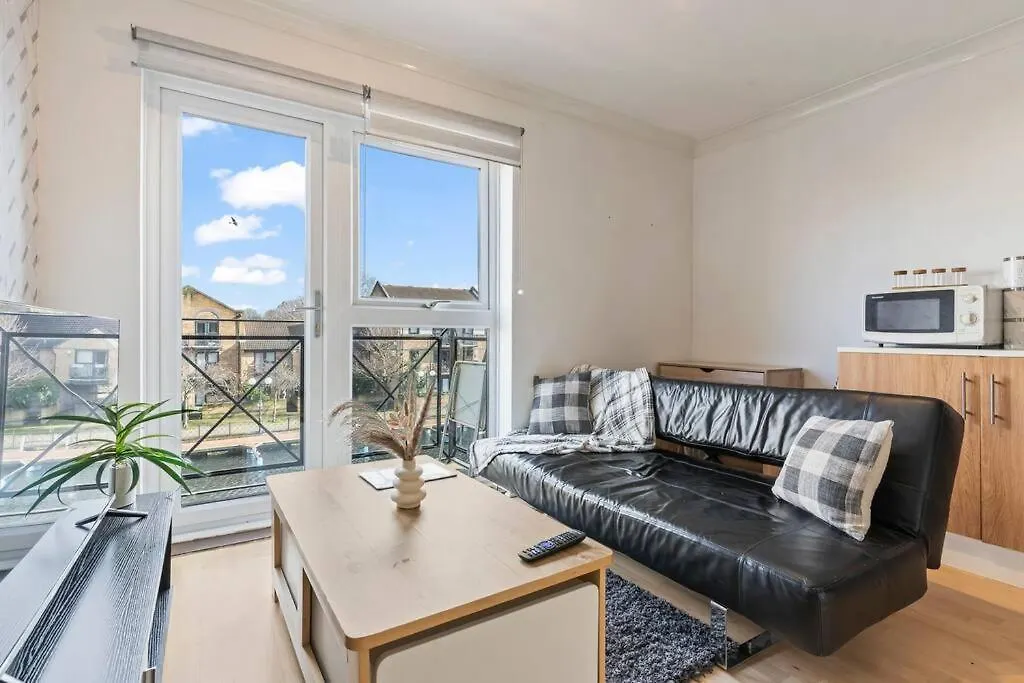 1-Bedroom Apartment With Free Private Parking - Canary Wharf London